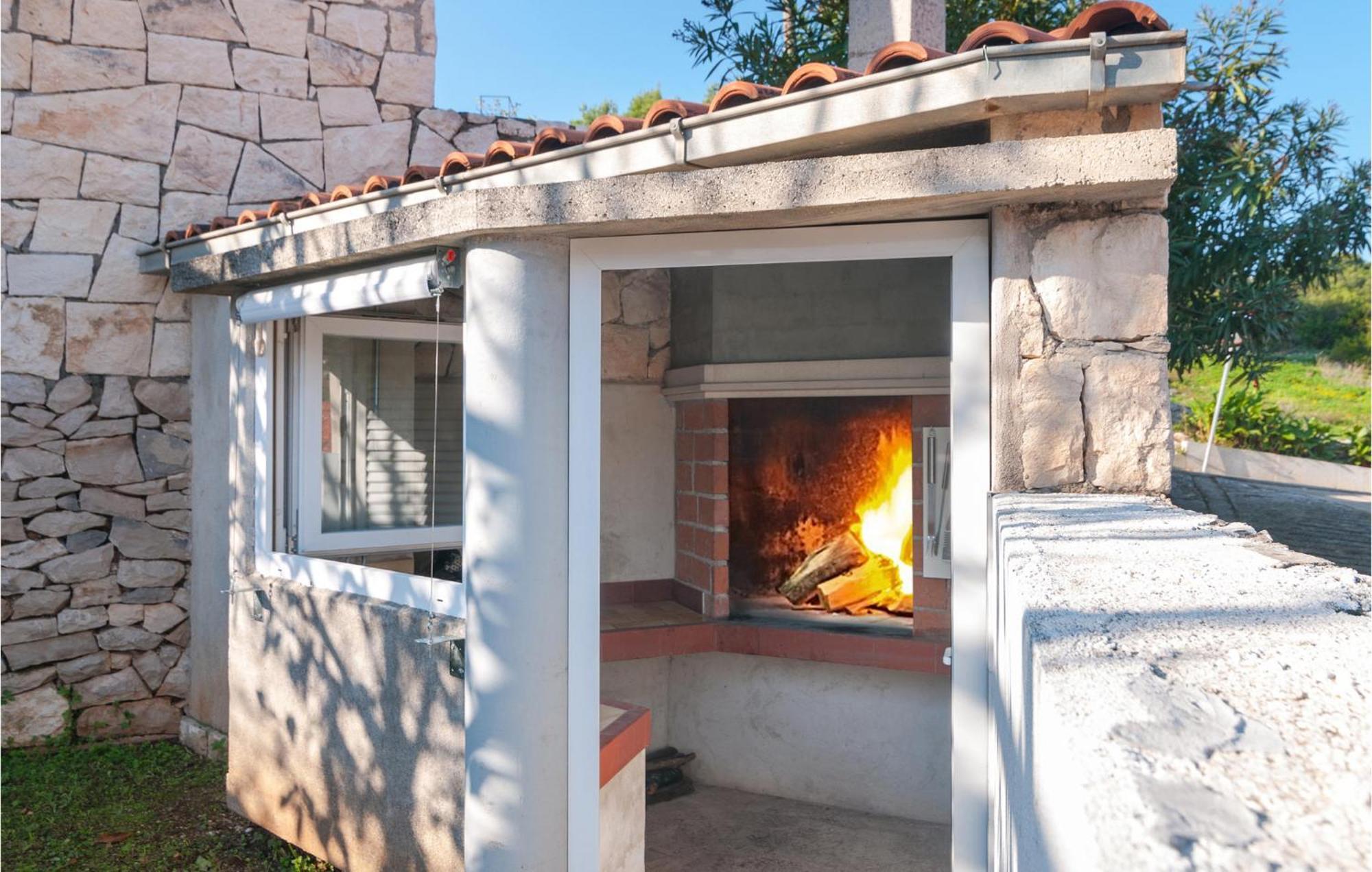 1 Bedroom Cozy Apartment In Splitska Zewnętrze zdjęcie